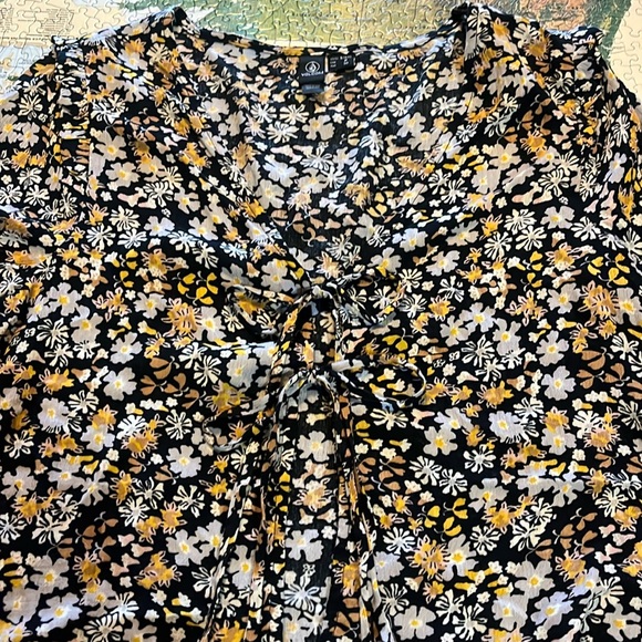 Volcom top - Picture 2 of 6